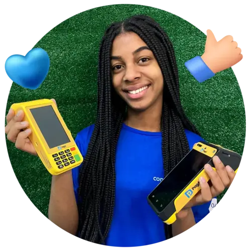 pessoa segurando maquininha